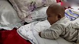 一百天的小宝宝笑得真好看，这笑声把爷爷都逗笑了