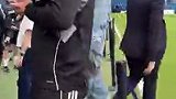 赛后加纳乔在工作人员带领下参观斯坦福桥球场