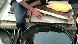 看看印度人做油条，跟闹着玩似的，这样的技术我真的学不会啊！