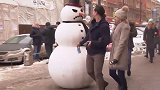 街头雪人恶作剧，假扮成雪人与路人说话，路人非常疑惑