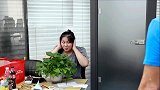 搞笑：男子向女同事表白被拒绝并侮辱，别人偷偷听到了，结局真逗