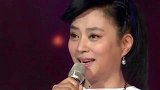 56岁“甜歌皇后”聚会，和同学像是两代人，明星普通人差距真大