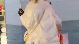 美女是刚旅游回来吧！竟是孤身一人，未免有些孤单