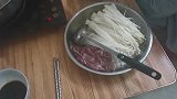 路茫半个月没跟老婆吃饭了，冬至买了很多菜回来打火锅，跟老婆吃