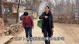 婆媳俩给娘家妈送洋姜，幽默老爸调侃老妈，逗得大家哄堂大笑
