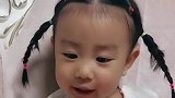 小萝莉掰着手指头在数自己的优点，太可爱了，数不完啊