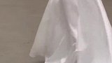 白色婚纱裙，“高定”的设计，贴合身型的美丽
