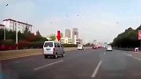 五菱神车“神操作”说来就来，当场甩尾撞车！