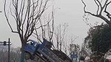 男子载货车太重，还没起步直接翘头，自己都忍不住笑了
