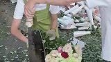 花农将卖不出去的花，全都用闸刀切碎