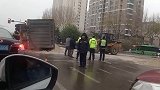 河北秦皇岛突发惨烈车祸 运沙车侧翻压扁轿车