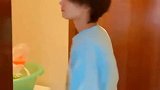 男子在女厕门口，听到了不该听的，嘲笑遭到了报应