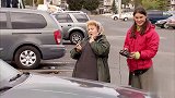 路人好心帮忙解锁车，引擎盖突然冒烟让路人吃惊不小