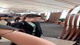 林允过安检，一脸微笑却引起争议，网友：笑的也太勉强了吧