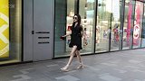 三里屯街拍，极品小黑裙妹子，就喜欢这种叛逆少女的感觉