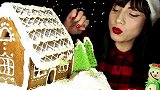 美女试吃圣诞姜饼屋、圣诞树米花糖、硬质糖霜雪人、热茶