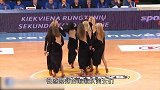 立陶宛啦啦队的姐姐们，高踢腿看的观众呆住，鼻血快流出来了