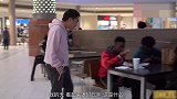 爆笑恶搞路人，拿着筷子故意去吃路人的食物整的路人一脸懵逼