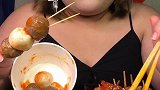 268斤的胖姐吃麻辣串、臭豆腐、牛肉丸