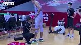 【PP体育在现场】取胜不易！吴冠希大腿不适队医场边紧急处理