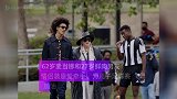 62岁麦当娜和27岁鲜肉男友情侣装恩爱牵手，为儿子足球赛加油