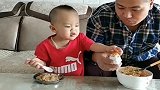 一到吃饭时就对爸爸“下手”，那叫一个稳准狠，原谅我没忍住笑！