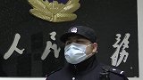 吉林火车站一男子持短斧欲砍人 警察50秒将其制服