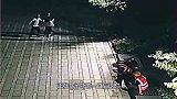 深夜短裙女子走路回家，被两醉汉拦住不让走，监控拍下画面！