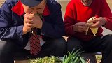 二鹏不愧是吃货，这也太会就地取材了，这样的饭你们吃过吗？