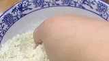 男子第一次吃馍不懂，把馍全掰碎了，馍：直接给我干回原形了！