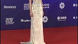 迪丽热巴一袭金光闪闪礼服亮相，尽显曼妙身姿，惊艳四座
