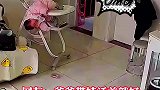宝宝在椅子上摇摇欲坠，爸爸从旁边经过未曾发现