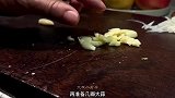 餐桌上做一盘这样的豆腐皮拌白菜，清爽解腻，下酒又下饭