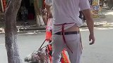 老板送环卫工阿姨半只鸭子，感谢她把店门打扫干净