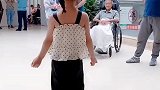 在医院跳支舞送给视频里快要康复的陌路爷爷