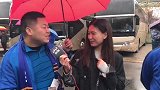 最暖心球迷！ 全程为美女记者撑伞