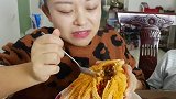 妹子把赶海收获的大海星拿回家煮着吃，没想到里面的肉是这样的？