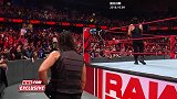 WWE-18年-RAW第1324期：未播出画面 伦斯同罗林斯赛后二脸懵B郁闷退场-花絮