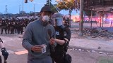 黑人记者直播美国骚乱被警察拷上带走后 CNN：立即放人