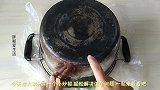 锅底上黑黑的一层污垢难去除教你一招，污垢自动掉下来