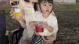 带着老婆孩子在野外吃烧烤，这是人生最快乐的事情吧