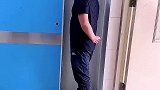 老公在外等待老婆生产左右踱步，手盆鲜花满眼心疼等着妻子