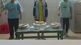 两男孩跳舞助兴，寿星觉得很有面子