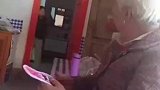 外孙子回老家去看外婆，假扮工作人员给惊喜