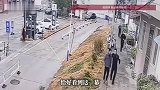 嫌犯逃窜，下班女子收起雨伞迎面撞了上去！她说：到现在还在害怕，但不后悔