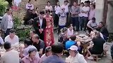 新娘为了爱情原意陪新郎同干共苦，婚后更加幸福
