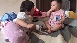 姐妹俩吃面条,没想到姐姐是这样喂妹妹吃的,好搞笑！