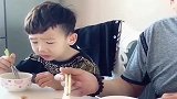 姥爷着急要出门一趟，兄弟俩不想让他走，真是粘人的小家伙啊！