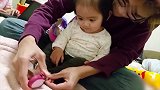 爸爸抱着小宝宝剪指甲，接下来宝宝的反应太可爱了