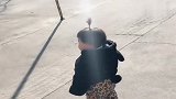 宝宝不喜欢坐汽车，只爱坐三轮车，也不知道这孩子是咋想的